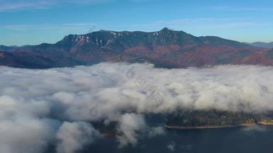 无人机飞行雾云秋天早....美丽的山罗马尼亚喀尔巴阡山